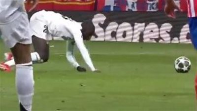 لقطة مثيرة للجدل.. لاعب الريال يسقط بشكل غريب ويهدي الكرة لأتلتيكو مدريد (فيديو)