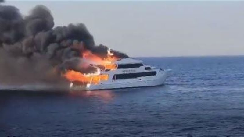 حريق داخل لانش سياحي 
