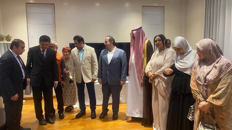 الزائرين للمعرض الفني