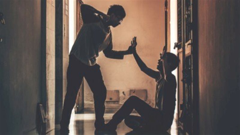 شاب يضرب آخر - تعبيرية