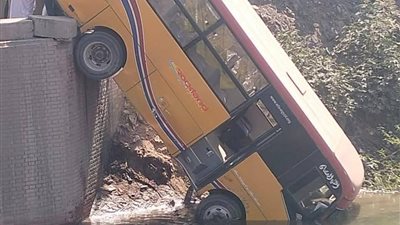 سقوط أتوبيس من أعلى كوبري في أسيوط