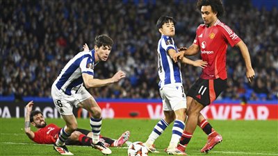 لقطة مثيرة.. طرد لاعب سوسيداد أمام مان يونايتد في قمة الدوري الأوروبي (فيديو)