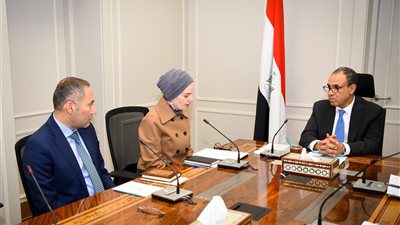 وزير الخارجية يجتمع مع أعضاء قطاع الشئون البرلمانية بالوزارة