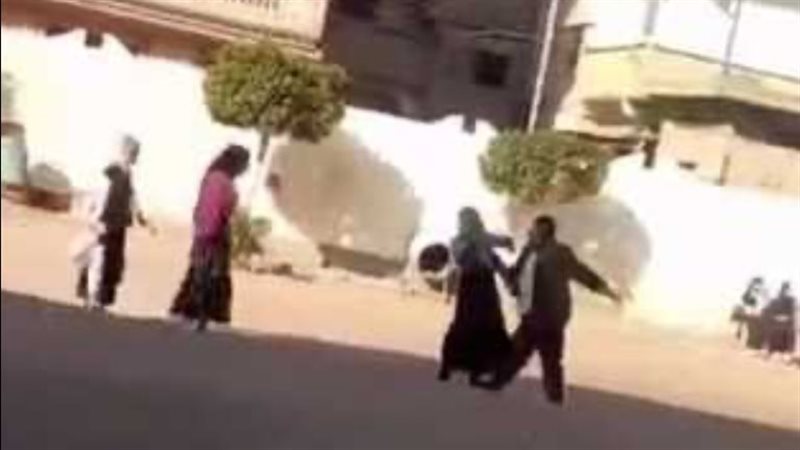 مدير المدرسة يتعدى الفتاتين