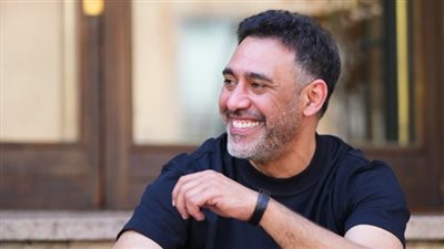 أيمن بهجت قمر يوجه رسالة للملحن عمرو مصطفى بسبب تتر مسلسل «عايشة الدور»