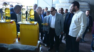 الرئيس التنفيذي للقابضة للصناعات الغذائية يتفقد مصانع الزيوت المستخلصة بالإسكندرية