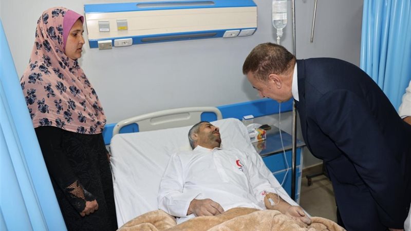 جانب من اطمئنان المحافظ على المصابين 