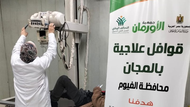 احد المرضى اثناء توقيع الكشف الطبى