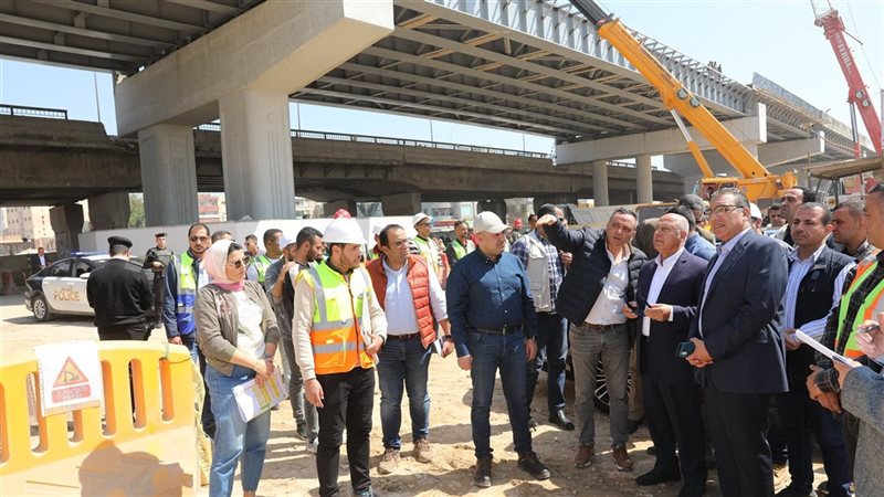 وزير النقل خلال جولة تفقد القطار الكهربائي السريع
