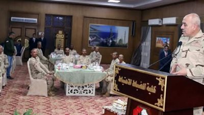 رئيس الأركان يتناول الإفطار مع أعضاء هيئة تدريس وطلبة كلية الضباط الاحتياط
