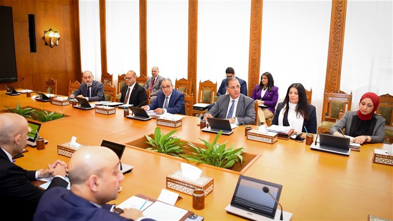 وزير الخارجية خلال الاجتماع مع الوزراء الثلاثة