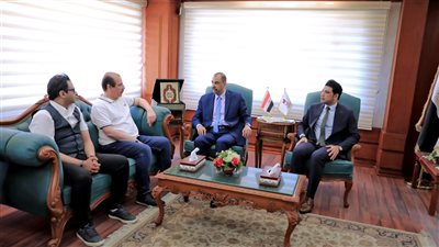 محافظ سوهاج يستقبل نائب وزير الصحة لمناقشة 3 ملفات مهمة (صور)
