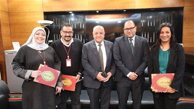 رئيس ميناء القاهرة الجوي يكرم العناصر المتميزة بالشركة
