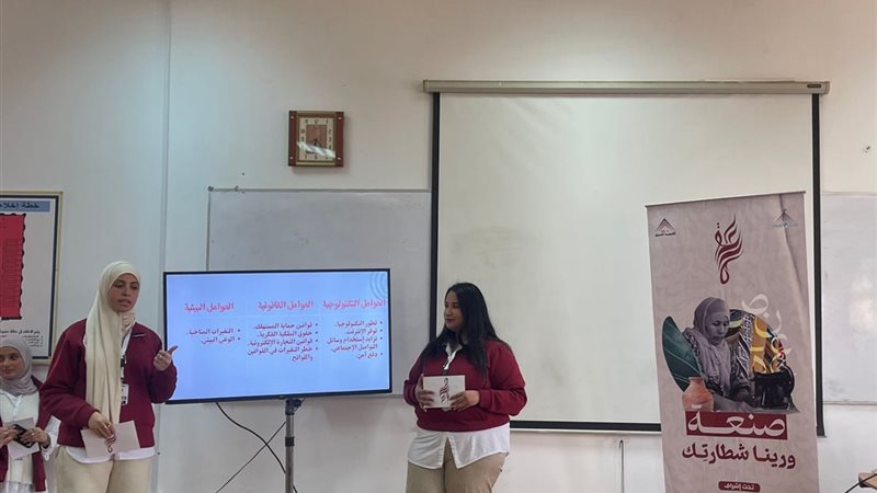 جانب من مناقشة مشروع تخرج صنعة