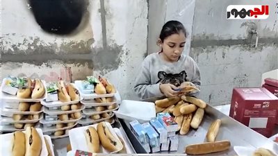 أصغر متطوعة.. ليلى رغم مرضها خرجت تعمل وجبات وتوزعها في الخير