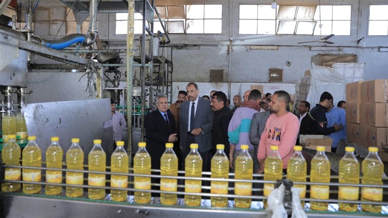 محافظ سوهاج يتفقد مجمع النيل للزيوت