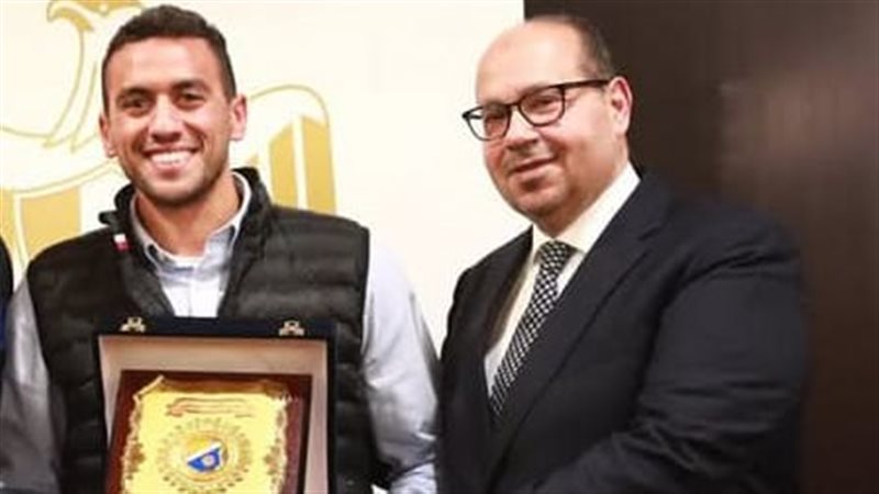 شاب صيني من متحدي الإعاقة يكرّم البطل الأولمبي أحمد أسامة ال