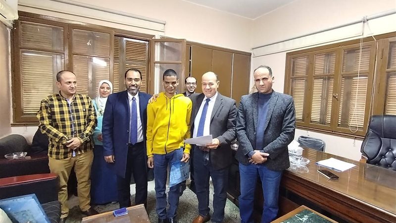 خلال تسليم عقود العمل الجديدة للشباب