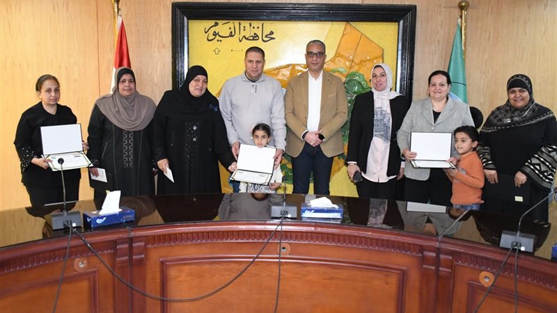 محافظ الفيوم يكرم الأمهات المثاليات