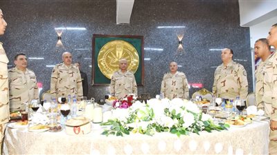 وزير الدفاع يشارك مقاتلي الجيش الثالث الميداني وقوات شرق القناة لمكافحة الإرهاب الإفطار