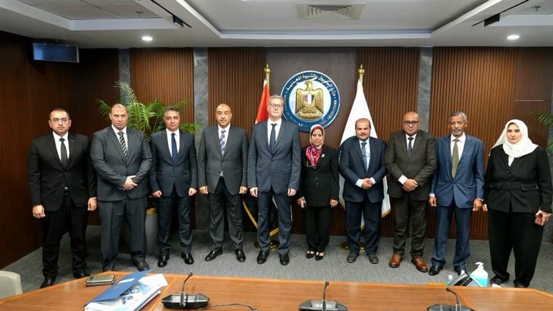 وزير البترول في الشركة المصرية للخدمات البترولية