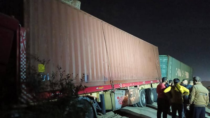 انقلاب مقطورة عقب اصطدامها بمنزل في كفر شكر
