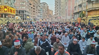 بث مباشر.. أجواء العيد تملأ المنيا وسط توافد كبير على ساحات صلاة العيد