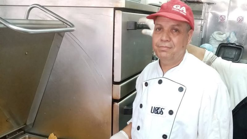 الشيف صلاح المتوفي أثناء تجهيز وجبات الإفطار والسحور بدمياط