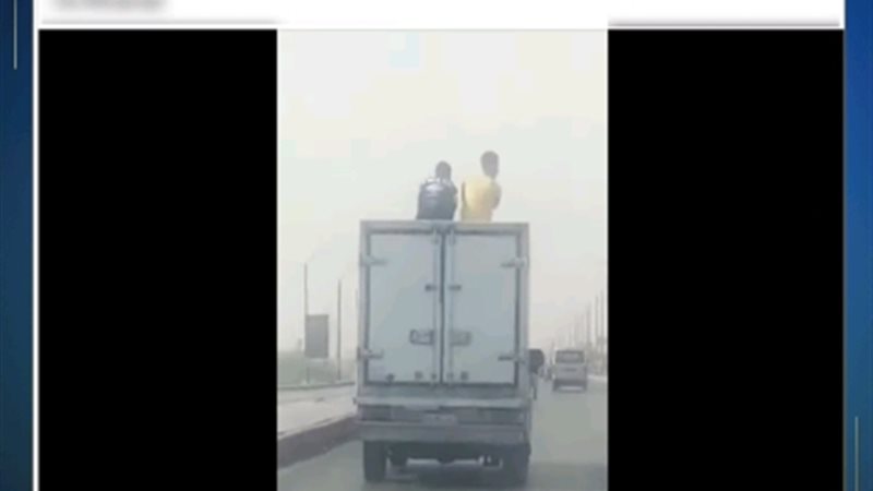 السيارة النقل اثناء سيرها على طريق السويس 