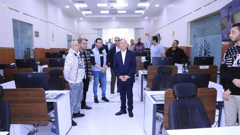 محافظ القاهرة يتفقد مركز الشبكة الوطنية للطوارئ