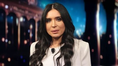 دينا تنهار من البكاء على الهواء بعد رسالة والدتها، وتعلن إصابتها بالسرطان