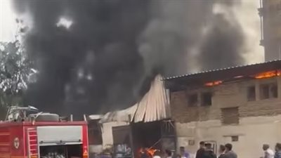 مدير امن سوهاج ينتقل إلى موقع حريق مصنع فوم بسوهاج الجديدة