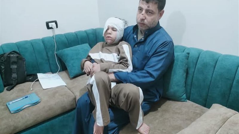الطفلة إيمان ووالدها 