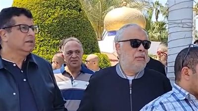 نجوم الفن يواسون نضال الشافعي أثناء جنازة زوجته الفنانة هند (صور)