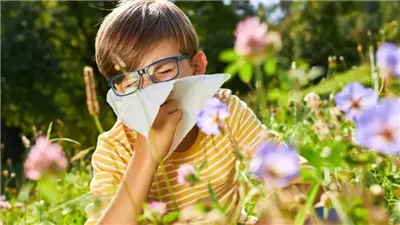 مع بداية الربيع.. كيف تحمي طفلك من الحساسية الموسمية؟
