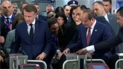 الرئيس السيسي يصطحب نظيره الفرنسي في جولة بمحطة مترو عدلي منصور 