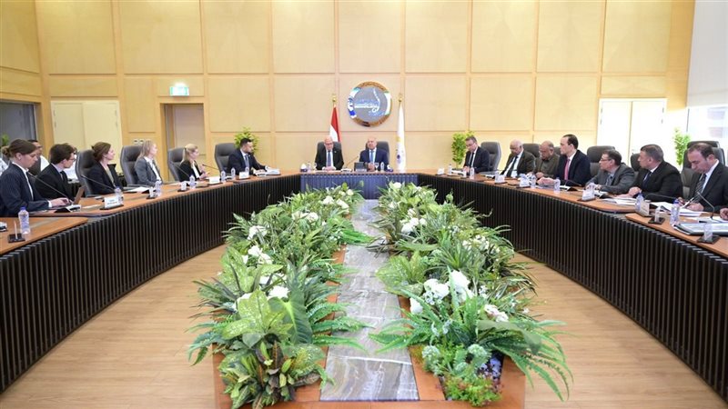 وزير الصناعة وسفير السويد