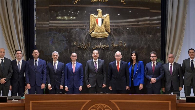 رئيس الوزراء خلال توقيع الاتفاقية