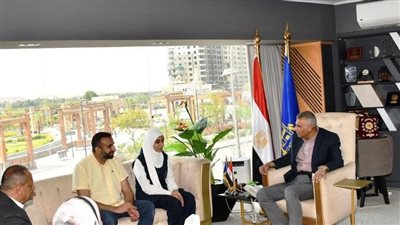 محافظ أسوان يكرم طالبة فازت بالمركز الأول على جمهورية في مسابقة حفظ القرآن