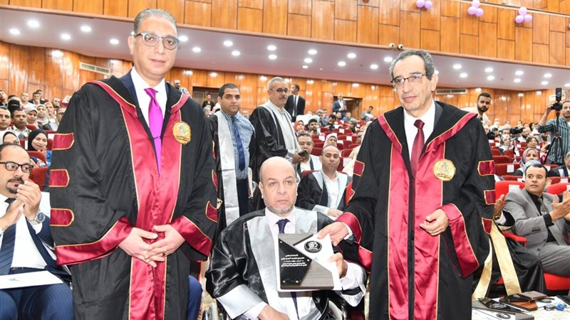 محافظ الفيوم ورئيس جامعة الفيوم أثناء التكريم