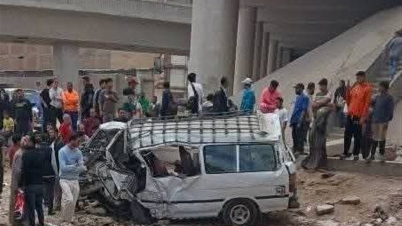 جانب من حادث سقوط سيارة ميكروباص 