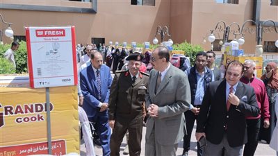 محافظ سوهاج يواصل توزيع أجهزة العرائس ويسلم 25 جهازا للفتيات الأولى بالرعاية