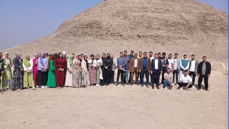 طلاب جامعة الفيوم اثناء زيارة هرم اللاهون
