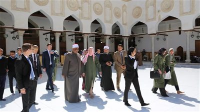 بالحجاب.. رئيسة البرلمان السولوفيني تزور الجامع الأزهر 