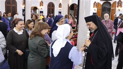 الأنبا إبراهيم إسحق يشارك في صلاة ليلة خميس العهد بشبرا