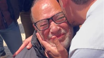 جنازة سليمان عيد.. انهيار وبكاء هستيري للفنان صلاح عبدالله (صور)