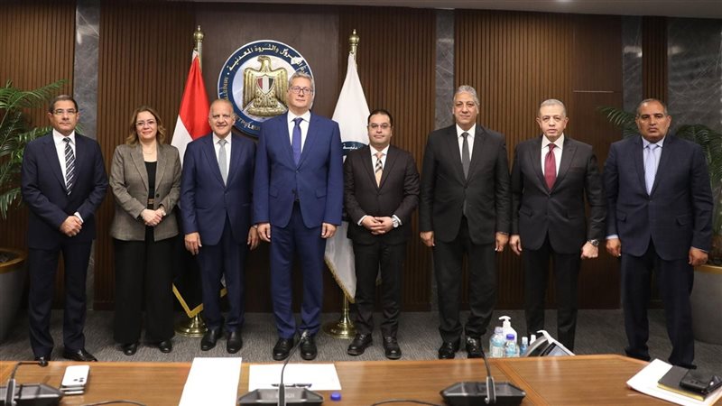 وزير البترول مع أعضاء النواب والشيوخ