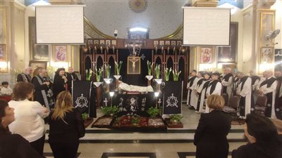 بطريرك الأقباط الكاثوليك يترأس صلوات الجمعة العظيمة بمصر الجديدة (صور)