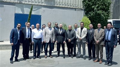 رئيس الوزراء يجري حوارا مع عمال مصنع طيبة بالعاشر
