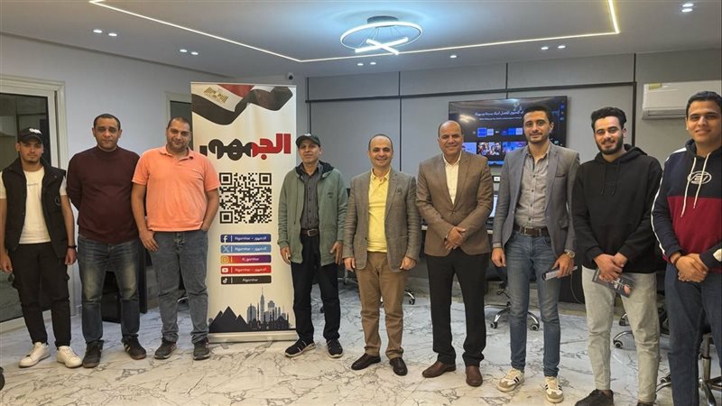 صورة تذكارية لمقلد مع رئيس التحرير والزملاء في الموقع